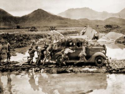 1941年12月8日清晨,日軍越過深圳河進攻香港。