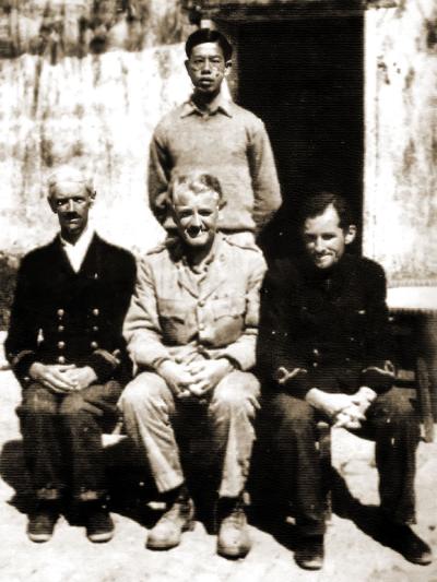 1942年1月,從集中營逃脫的英國軍官賴濂士中校(Lindsay T. Ride) (前排中)等四人得到港九大隊前身的一支武工隊營救。此事促成英軍和廣東人民抗日游擊總隊的合作。